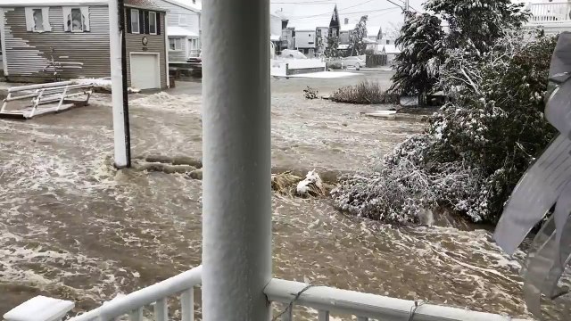 Quand ton quartier est inondé par les vagues.. vive le bord de mer !