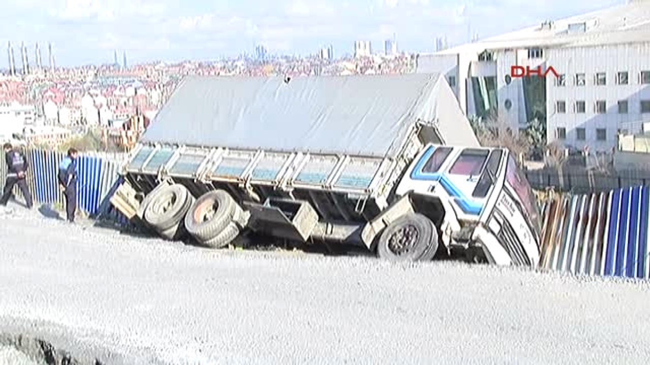 Esenyurt'ta Temel Kazısı Sırasında Toprak Kayması