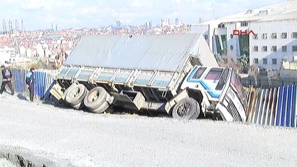 Esenyurt'ta Temel Kazısı Sırasında Toprak Kaydı, Kamyon Havada Asılı Kaldı