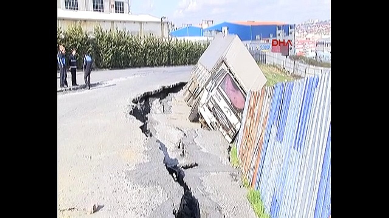 Esenyurt'ta kazı çalışması sırasında toprak kayması