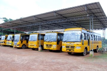 Breaking | കോഴിക്കോട് കുട്ടികളുമായി വിനോദയാത്രക്കെത്തിയ ബസ് അപകടത്തില്‍പ്പെട്ടു | Oneindia Malayalam