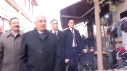 Başbakan Yıldırım Cuma Namazı Öncesi Esnaf Ziyaretinde Bulundu