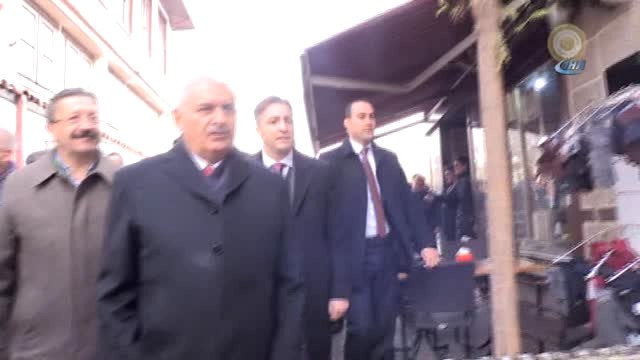 Başbakan Yıldırım Cuma Namazı Öncesi Esnaf Ziyaretinde Bulundu