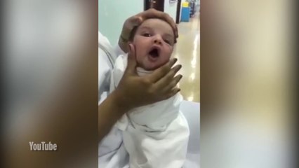 Une infirmière se moque d'un bébé en lui écrasant le visage !