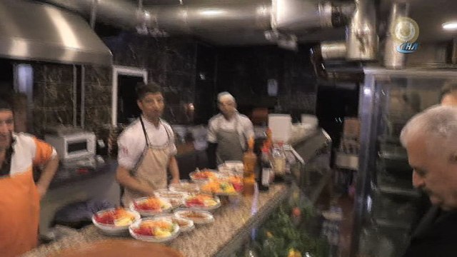 Başbakan Yıldırım Cuma namazı öncesi esnaf ziyaretinde bulundu