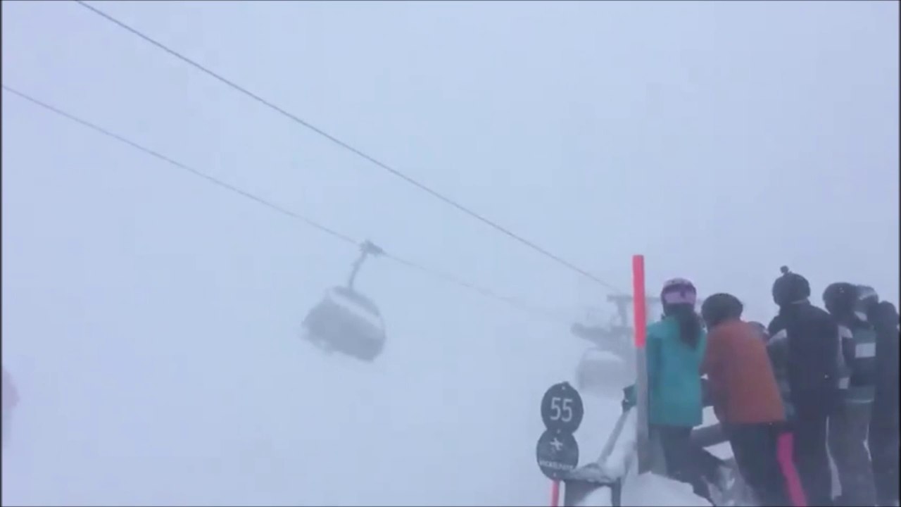 Des skieurs coincés dans un télésiège en pleine tempête Eleanor... Glaçant!