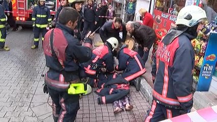 Fatih'te Anne ve Bebeğini Yangından İtfaiye Ekipleri Kurtardı