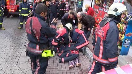 Fatih'te Anne ve Bebeğini Yangından İtfaiye Ekipleri Kurtardı