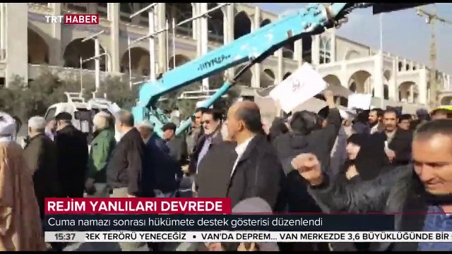 İran'da Cuma namazı sonrası binlerce rejim yanlısından hükümete destek gösterisi