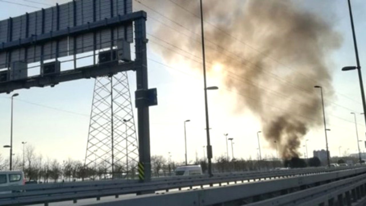 E-5 Otoyolu Avcılar Mevkiinde Yol Kenarında Yoğun Duman! Çok Sayıda İtfaiye Ekibi Yönlendirildi