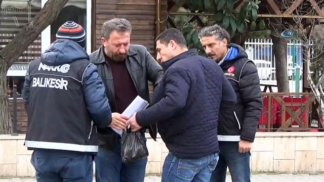 Polislerden okul önlerinde uyuşturucu denetimi