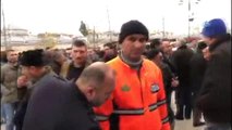 Kadroyu Alan Taşeron İşçiler Cuma Namazı Sonrası Lokum Dağıttı