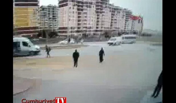 Korkunç kaza anı kamerada: Eşi gözünün önünde hafif ticari aracın altında kaldı