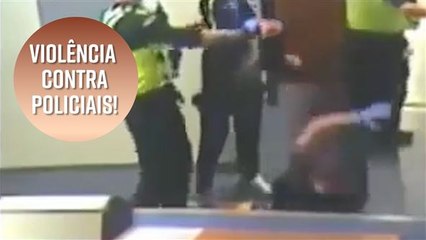 Homem detido ataca policial