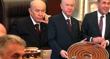 Ferdi Tayfur Şarkısıyla Efkarlanan Bahçeli, İkram Edilen Halka Tatlısıyla Neşelendi