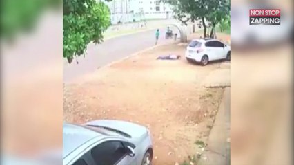 Brésil : un homme agresse violemment une femme pour lui voler son sac (vidéo)