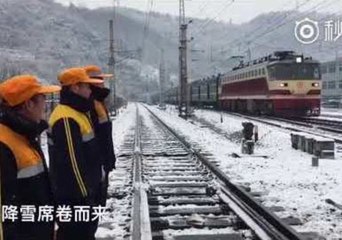 下载视频: Freezing Weather Causes Transport Disruptions in Central China