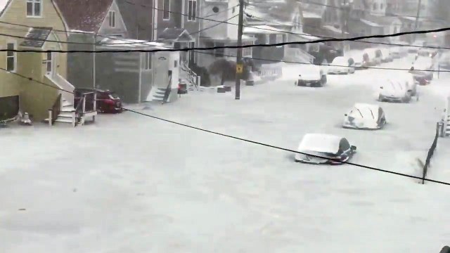 Une rue se retrouve gelée après une inondation