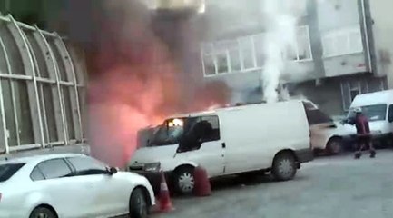 İstanbul'un Göbeğinde 3 Araç Alev Alev Yandı