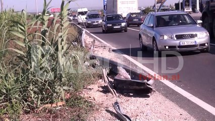 Makina përplaset me trafikndarësen, 2 viktima