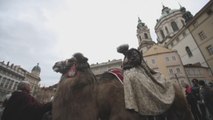 Cabalgata de Reyes llega a la monumental Ciudad Vieja de Praga