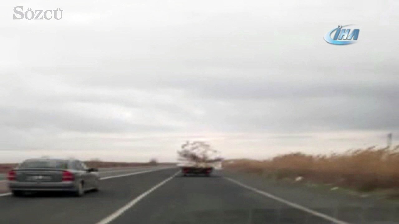 Aşırı yüklü kamyonet kazaya davetiye çıkardı