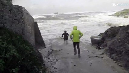 Un couple de retraités est venu voir la tempête, et est embarqué par les puissantes vagues