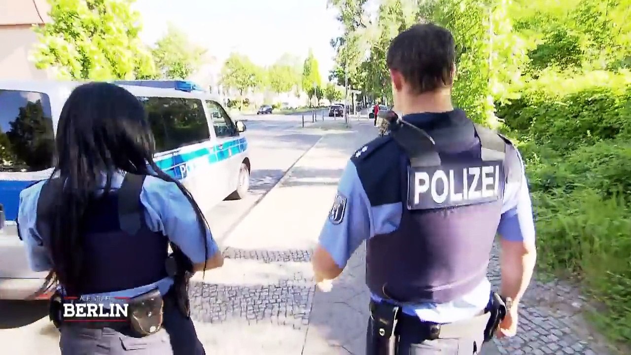 Säugling im Altkleidercontainer | Auf Streife - Berlin | SAT.1 TV