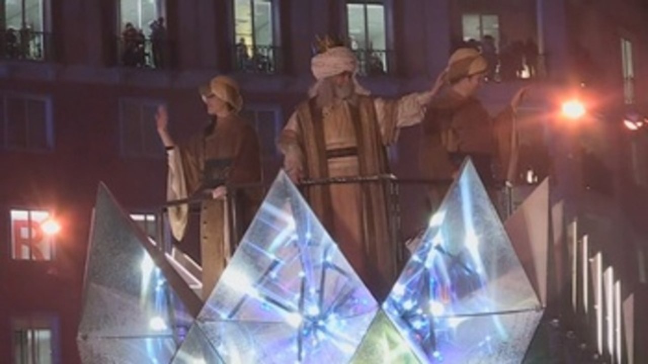 Los Reyes Magos recorren España con regalos y gestos solidarios en cabalgatas