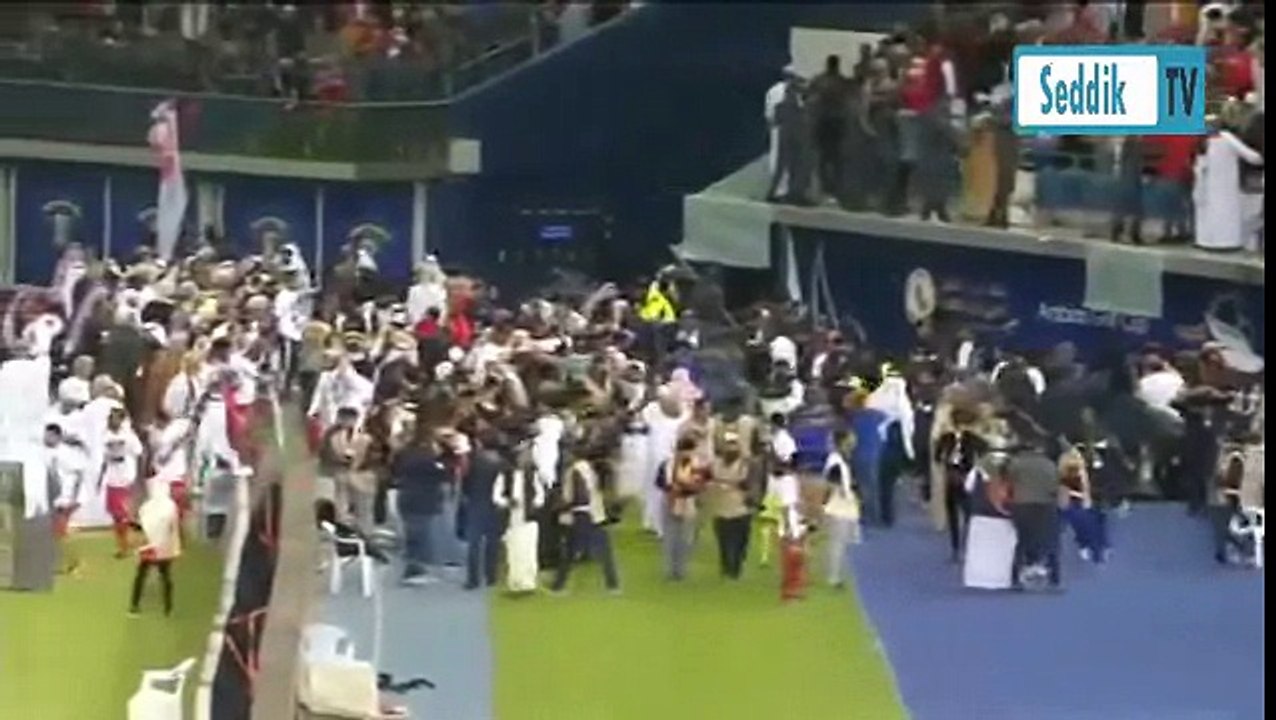 حاادث مخيف !! لحظة وقوع الحاجز الزجاجي للجماهير العمانية في ستاد أحمد جابر الدولي