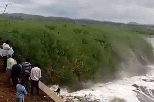 Quand un fleuve indien ravage tout sur son passage... Crue impressionnante