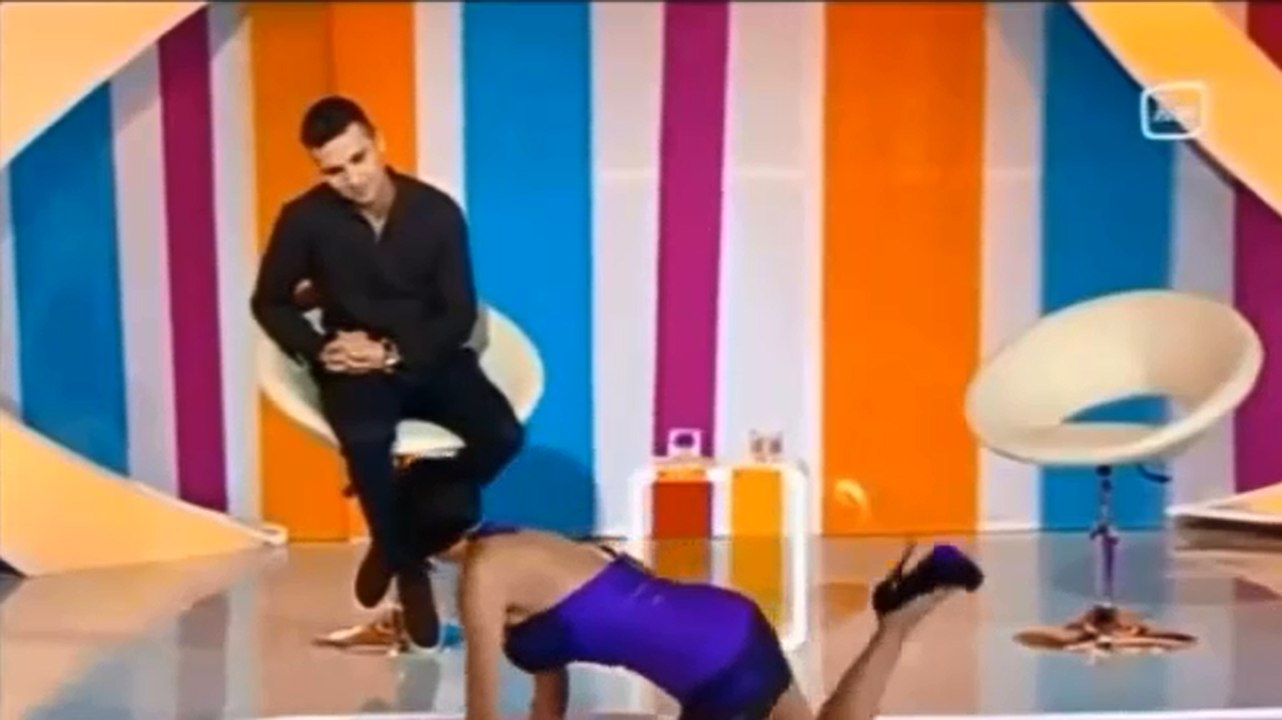 Elle donne un cours de gym en direct et oublie quelle est en jupe.