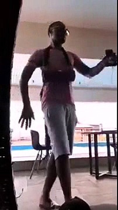 DADJU MONTRE COMMENT DANCER SUR T'ES PAS NORMALE