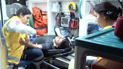 Adana’da hafif ticari araç devrildi: 1’i kadın 2 yaralı