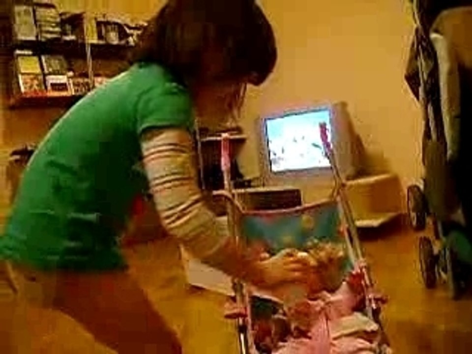Nathalie recibiendo el regalito 1