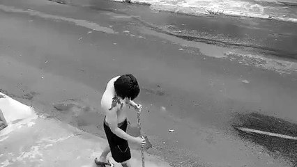 man tries to rob and gets bad, the victim was a ninja