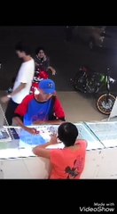 Pencurian handphone di counter Hp.