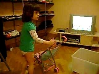 Nathalie recibiendo el regalito 2