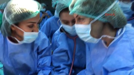 Tümör Ameliyatına Hazırlık İçin Anne Karnından Sadece Kafası Çıkarıldı