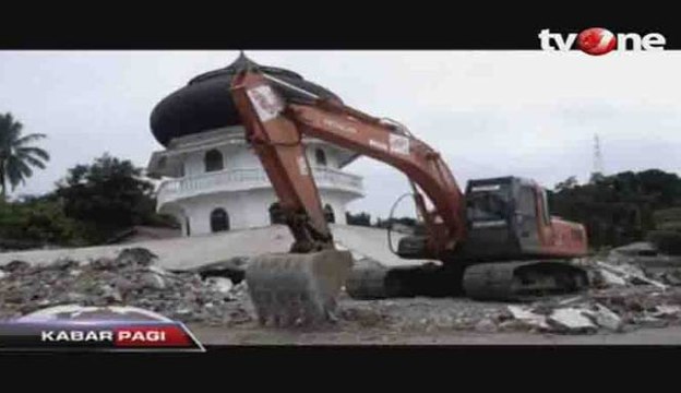 Pembersihan Puing-Puing Bangunan Pasca Gempa Pidie Jaya