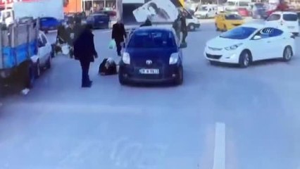 Otomobil Kadına Çarptı, Kadın Kafa Üstü Yere Çakıldı