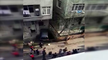 Mahalleli sopalarla cani babayı böyle etkisiz hale getirdiler