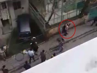 Mahalli Babasının Bıçakla Rehin Aldığı Kızı Kurtardı