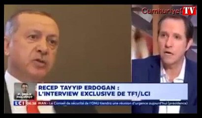 Erdoğan'a röportaj sırasında danışman desteği... Ne söyleyeceğini tabelaya yazıp gösterdiler