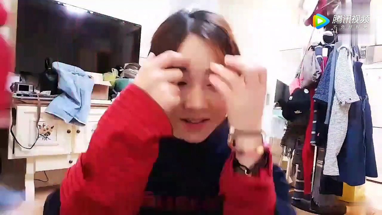 冯提莫Feng TiMo 直播跳舞，小短腿跟不上节奏尴尬了！跳到一半就跑了