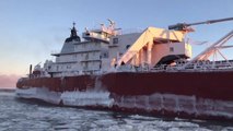 Ce navire rentre au port couvert de glace... Impressionnant