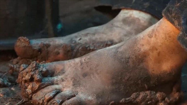 البرد يفاقم معاناة النازحين بمخيمات ريف إدلب