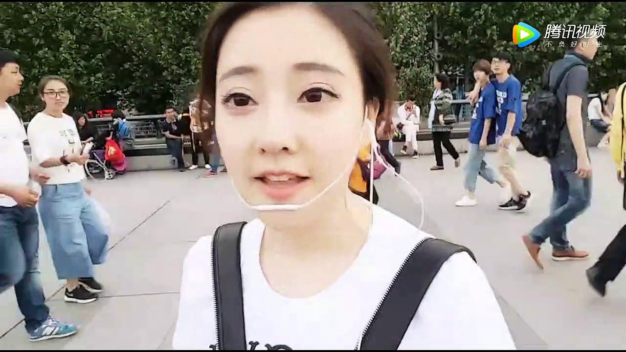 冯提莫Feng TiMo 街头直播《告白气球》吸引观众人观看