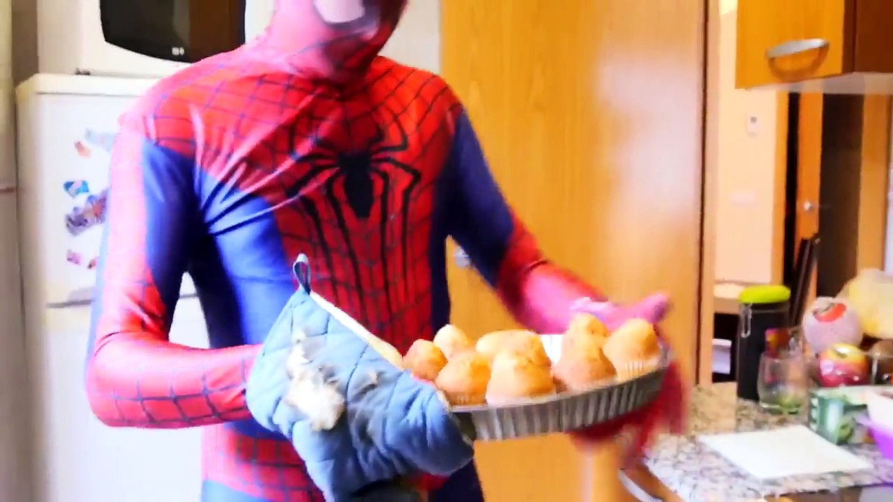 سبايدرمان الوجه تكشف في الحياة الحقيقية! ث / مصاص دماء المجمدة إلسا، سبيديرجيرل الوردي والمرح خارقة