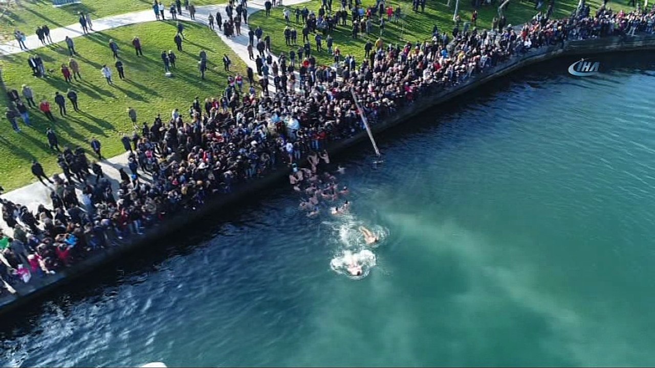 Haliç'te düzenlenen haç atma töreni havadan görüntülendi